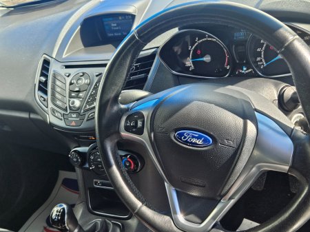 2016 Ford Fiesta - thumbnail 5