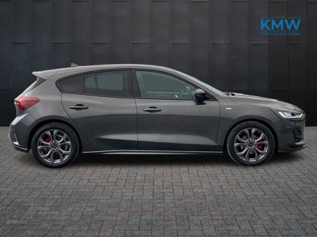 2025 Ford Focus - thumbnail 4