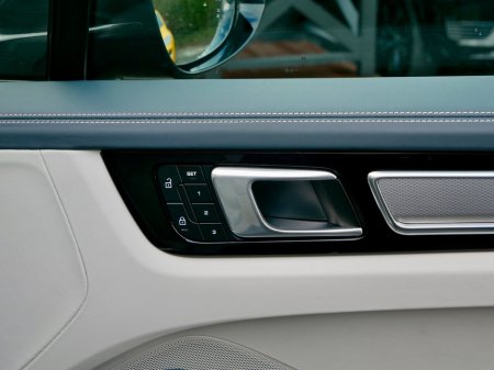 2023 Porsche Cayenne 3.0 V6 E-Hybrid 4WD Auto €87,950 thumbnail