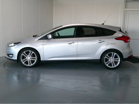 2017 Ford Focus - view 4