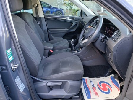 2023 Volkswagen Tiguan 2.0 TDI 150HP Elegance, Dolphin Grey, €39,950 thumbnail