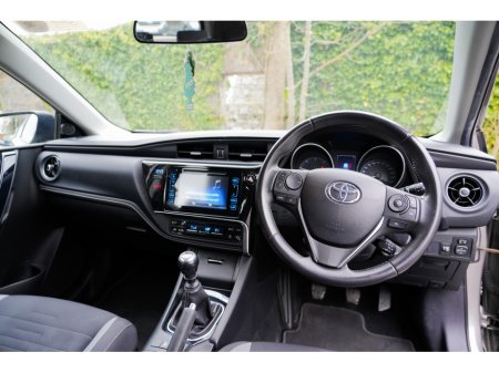 2016 Toyota Auris - thumbnail 2