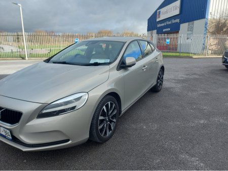 2019 Volvo V40 D3 MOMENTUM ED 5DR €19,950 thumbnail