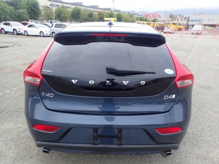 2019 Volvo V40 2.0 D4 SE LUXURY PLUS DIESEL AUTOMATIC // MASSIVE SPEC //  HALF HEATED LEATHER // REVERSING CAMERA // CRUISE CONTROL // LANE ASSIST // COLLISION WARNING SYSTEM // UPGRADED SPORT ALLOYS €19,950