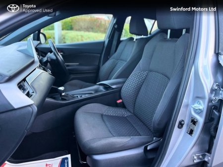 2022 Toyota C-HR CHR 1.8 HYBRID LUNA 4DR A AUTO €26,500 thumbnail