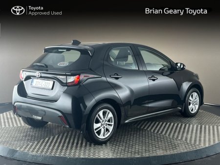2023 Toyota Yaris HYBRID LUNA €24,450 thumbnail