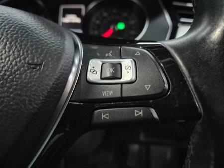 2019 Volkswagen Passat - view 4