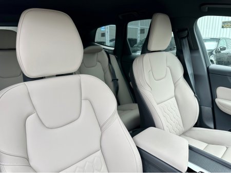 2025 Volvo XC60 - thumbnail 6