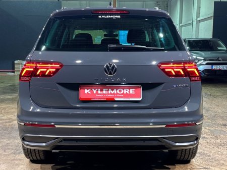 2022 Volkswagen Tiguan HYBRID AUTOMATIC 1.4L TSI PHEV - PARKING SENSORS - CRUISE CONTROL - A/C HEATING CONTROLS €29,950 thumbnail