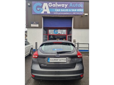 2017 Ford Focus - thumbnail 10