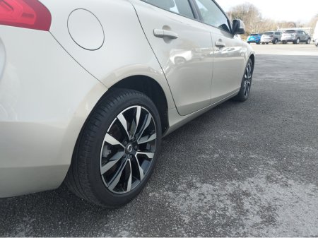 2019 Volvo V40 D3 MOMENTUM ED 5DR €19,950 thumbnail