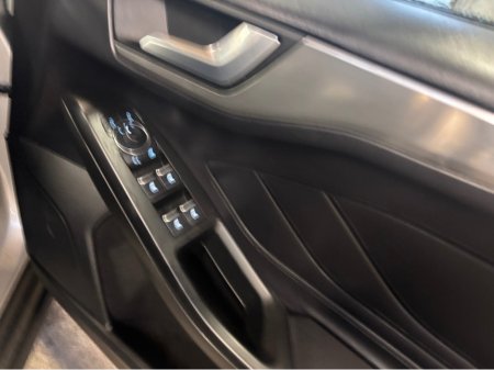 2023 Ford Focus TITANIUM 1.0T 125 M6 4DR €20,999 thumbnail