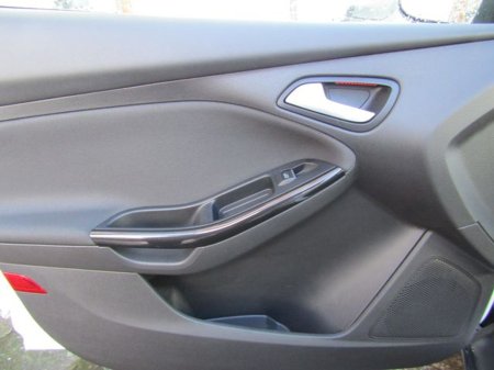 2018 Ford Focus Titanium 1.0 125PS 6SPD 4DR €13,950 thumbnail