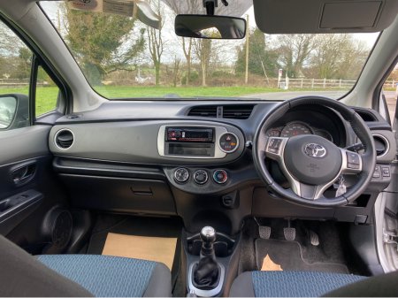 2012 Toyota Yaris - thumbnail 11