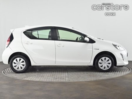 2016 Toyota Aqua - view 2