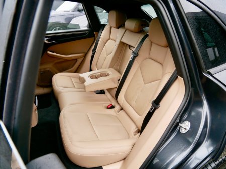 2023 Porsche Macan Macan T €69,950 thumbnail