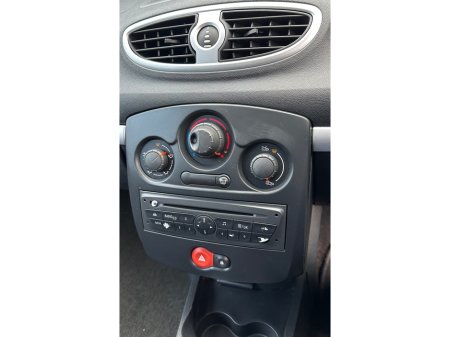 2010 Renault Clio 3 1.2 16V ROYALE ECO// €4,950 thumbnail