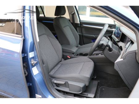 2025 Volkswagen Golf eTSI HYBRID AUTO €31,995 thumbnail