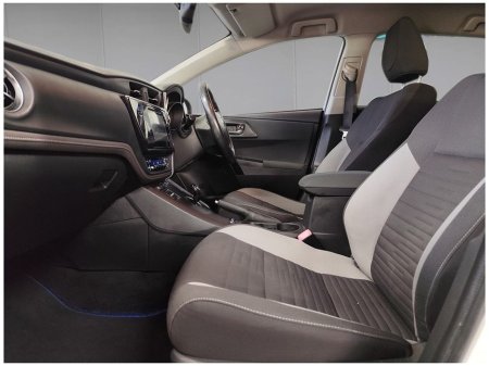 2016 Toyota Auris - view 4