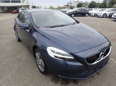 2019 Volvo V40 2.0 D4 SE LUXURY PLUS DIESEL AUTOMATIC // MASSIVE SPEC //  HALF HEATED LEATHER // REVERSING CAMERA // CRUISE CONTROL // LANE ASSIST // COLLISION WARNING SYSTEM // UPGRADED SPORT ALLOYS €19,950