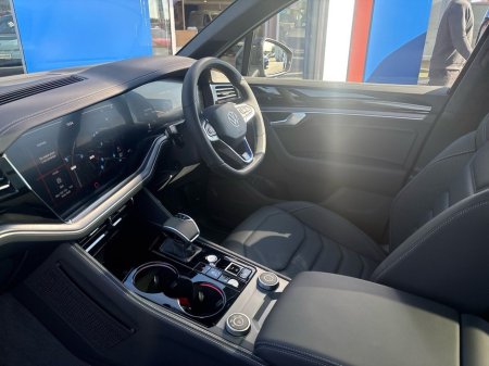 2025 Volkswagen Touareg 3.0 TSI PHEV 462HP R €115,975