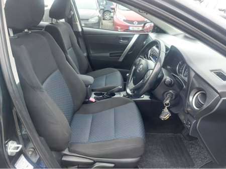 2014 Toyota Auris - thumbnail 2