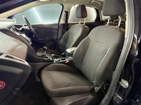 2017 Ford Focus - thumbnail 16