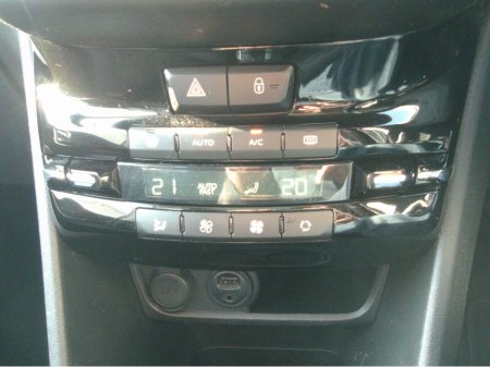 2016 Peugeot 2008 - thumbnail 12