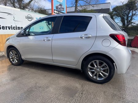 2016 Toyota Yaris - thumbnail 9