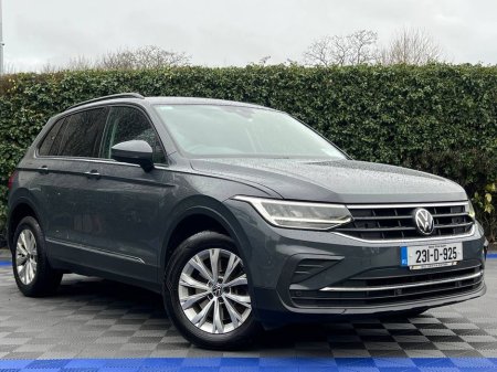 2023 Volkswagen Tiguan LIFE 1.4 HYBRID // DIGITAL CLUSTER // APPLE CARPLAY/ANDROID AUTO // DUAL ZONE CLIMATE CONTROL €31,900