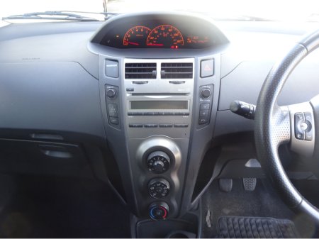 2010 Toyota Yaris - thumbnail 19