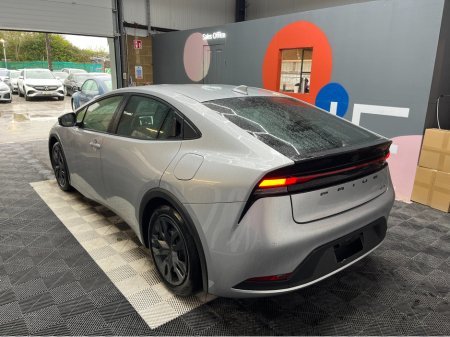 2025 Toyota Prius - thumbnail 4