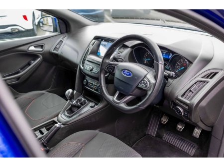 2018 Ford Focus - thumbnail 16