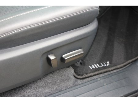 2025 Toyota Hilux Invincible X * Roll cover and bars inc €66,358 thumbnail