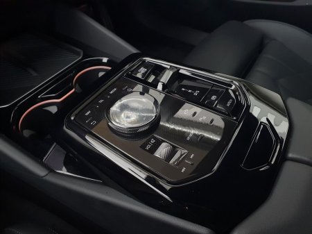 2025 BMW 5 Series - thumbnail 10