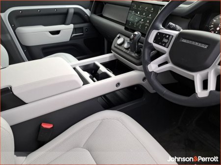 2025 Land Rover Defender 110 PHEV 300 As New €92,950 thumbnail