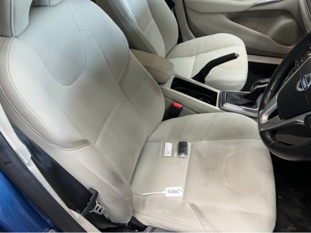 2015 Volvo V40 2015 VOLVO V40 D4 SE 2.0 AUTOMATIC / CRUISE CONTROL / REVERSE CAMERA / PADDLE SHIFTERS thumbnail