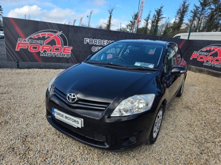 2011 Toyota Auris - view 2