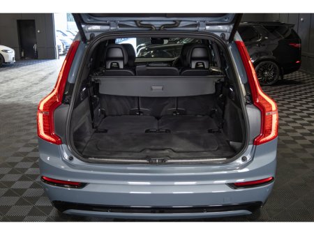 2022 Volvo XC90 PHEV T8 (390hp) R-Design AWD €59,950 thumbnail