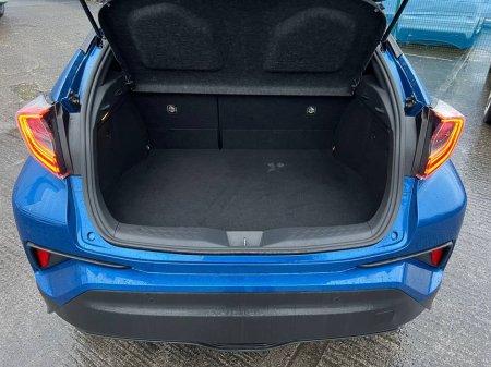 2017 Toyota C-HR 1.8 HYBRID/ HALF LEATHER HEATED SEATS // DIAMOND CUT ALLOYS// FULL SERVICE HISTORY / €17,900 thumbnail