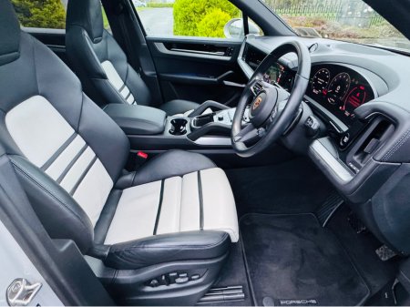 2024 Porsche Cayenne 3.0 V6 E-HYBRID AUTO==HUGE SPEC==COST €153K NEW== €116,950 thumbnail