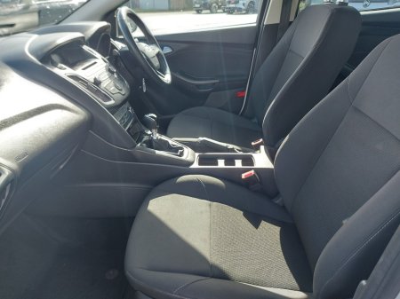 2016 Ford Focus - thumbnail 16