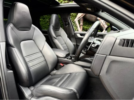 2024 Porsche Cayenne E-HYBRID 5DR AUTO €102,950 thumbnail