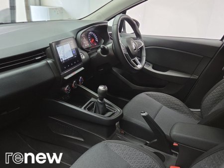 2022 Renault Clio Iconic TCe 90 €15,995 thumbnail