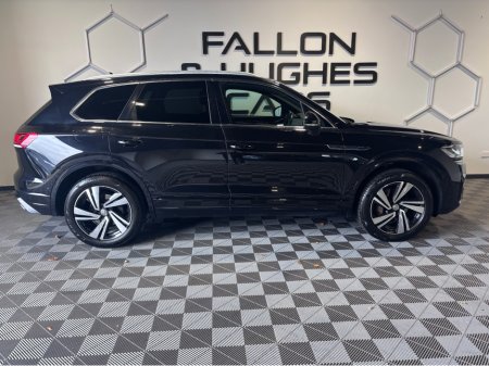 2018 Volkswagen Touareg - view 4