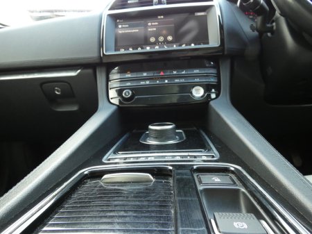 2020 Jaguar F-Pace RWD 2.0 D 180PS Chequered Flag Auto €26,950 thumbnail