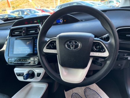2016 Toyota Prius - thumbnail 5