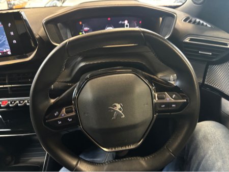 2023 Peugeot 2008 - thumbnail 8