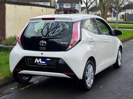 2017 Toyota Aygo 1.0 VVT-i x-play+ €8,450 thumbnail