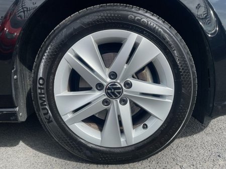 2024 Volkswagen Golf 2.0 TDI 115HP Life €27,475 thumbnail